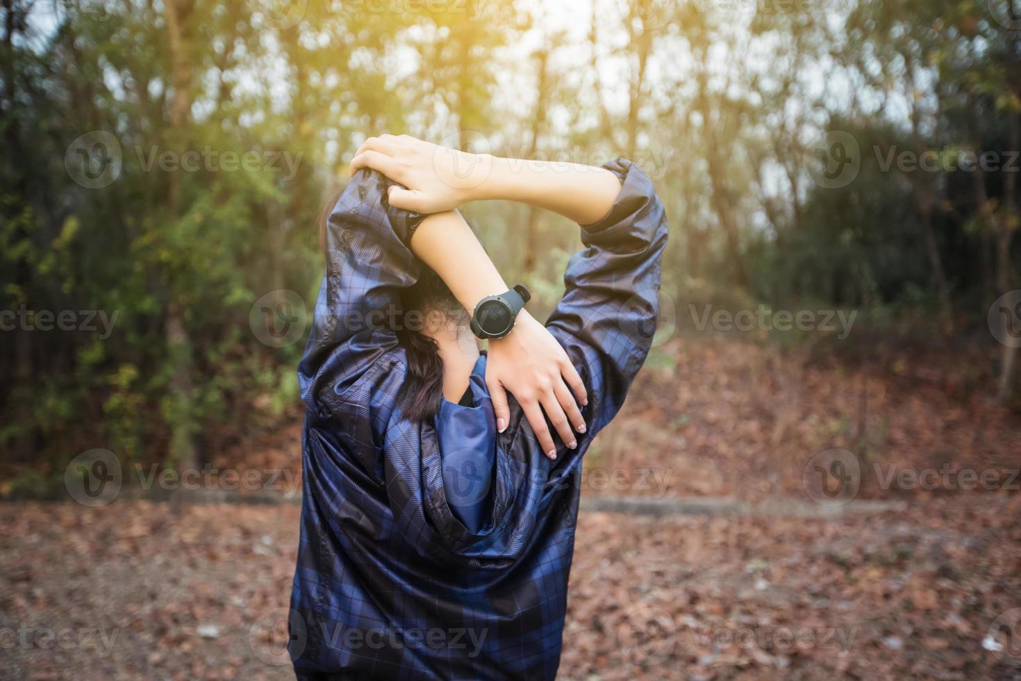 mulher atlética Ásia aquecendo e jovem atleta feminina, exercitando e alongando-se em um parque antes do corredor ao ar livre, conceito de estilo de vida saudável. foto