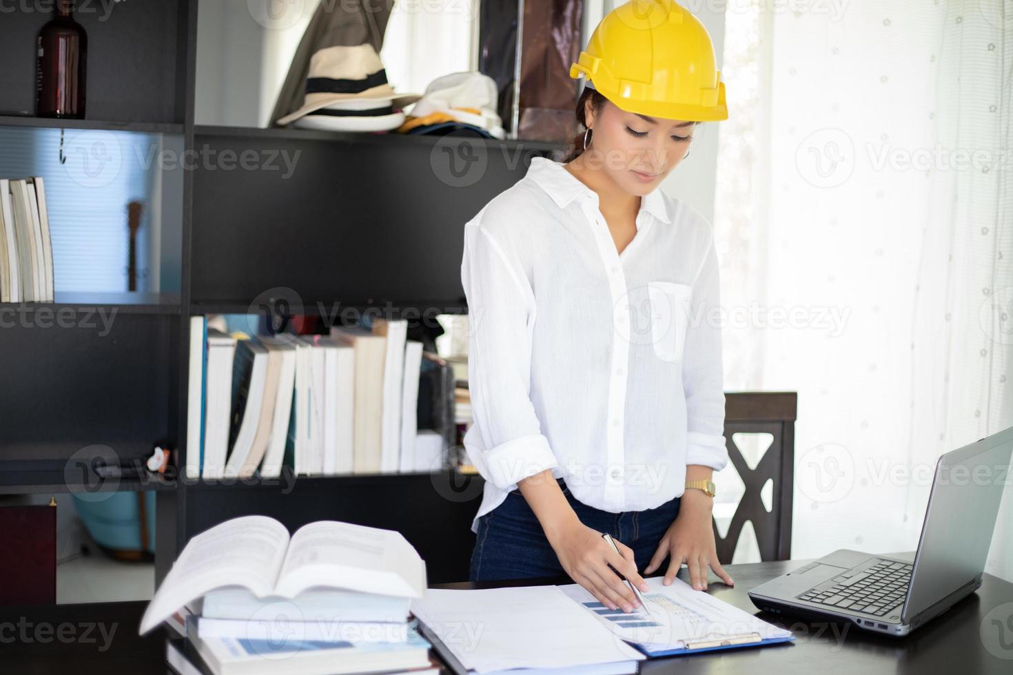 mulheres asiáticas engenharia, inspecionando, trabalhando e segurando plantas no escritório foto