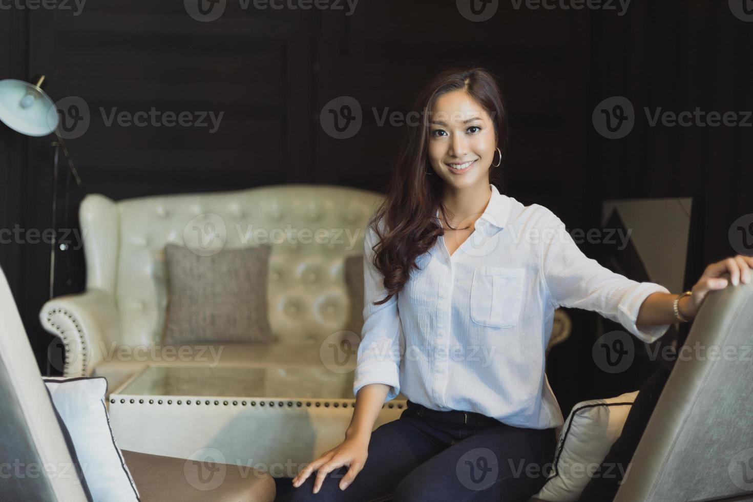 mulheres asiáticas sorrindo e felizes relaxando em um café depois de trabalhar em um escritório de sucesso. foto