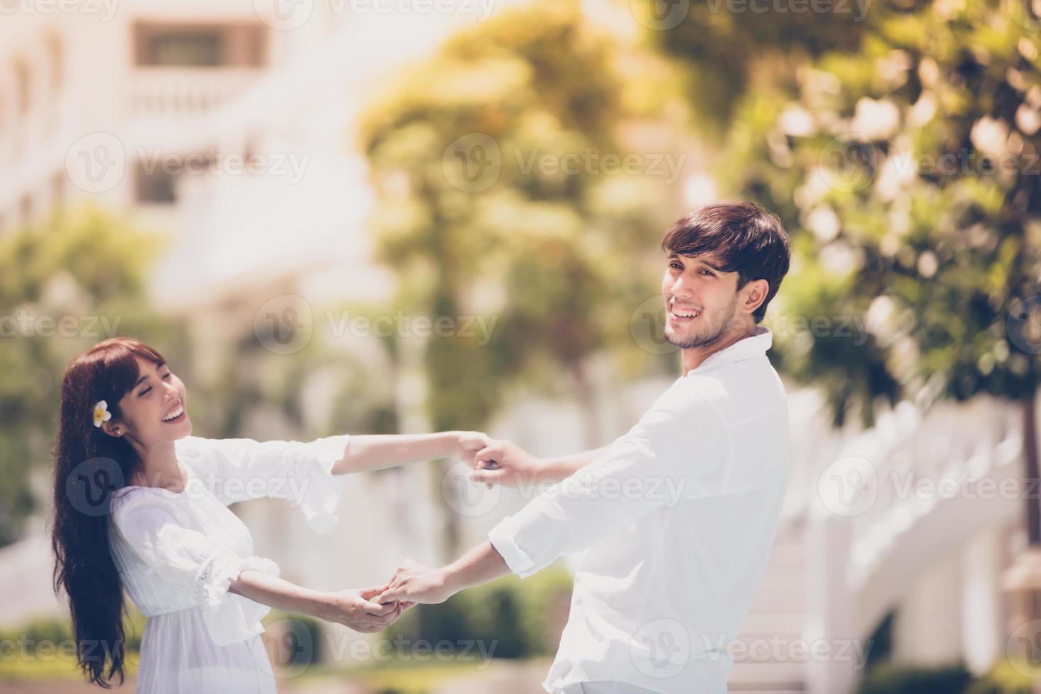 Amante de casais românticos felizes de mãos dadas foto