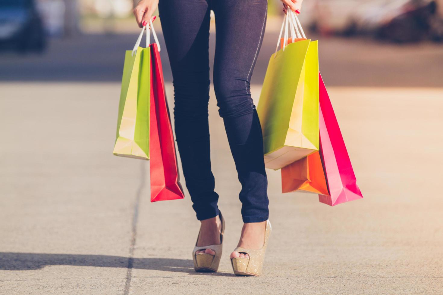 Mulher asiática e linda garota segurando sacolas de compras sorrindo enquanto fazem compras foto