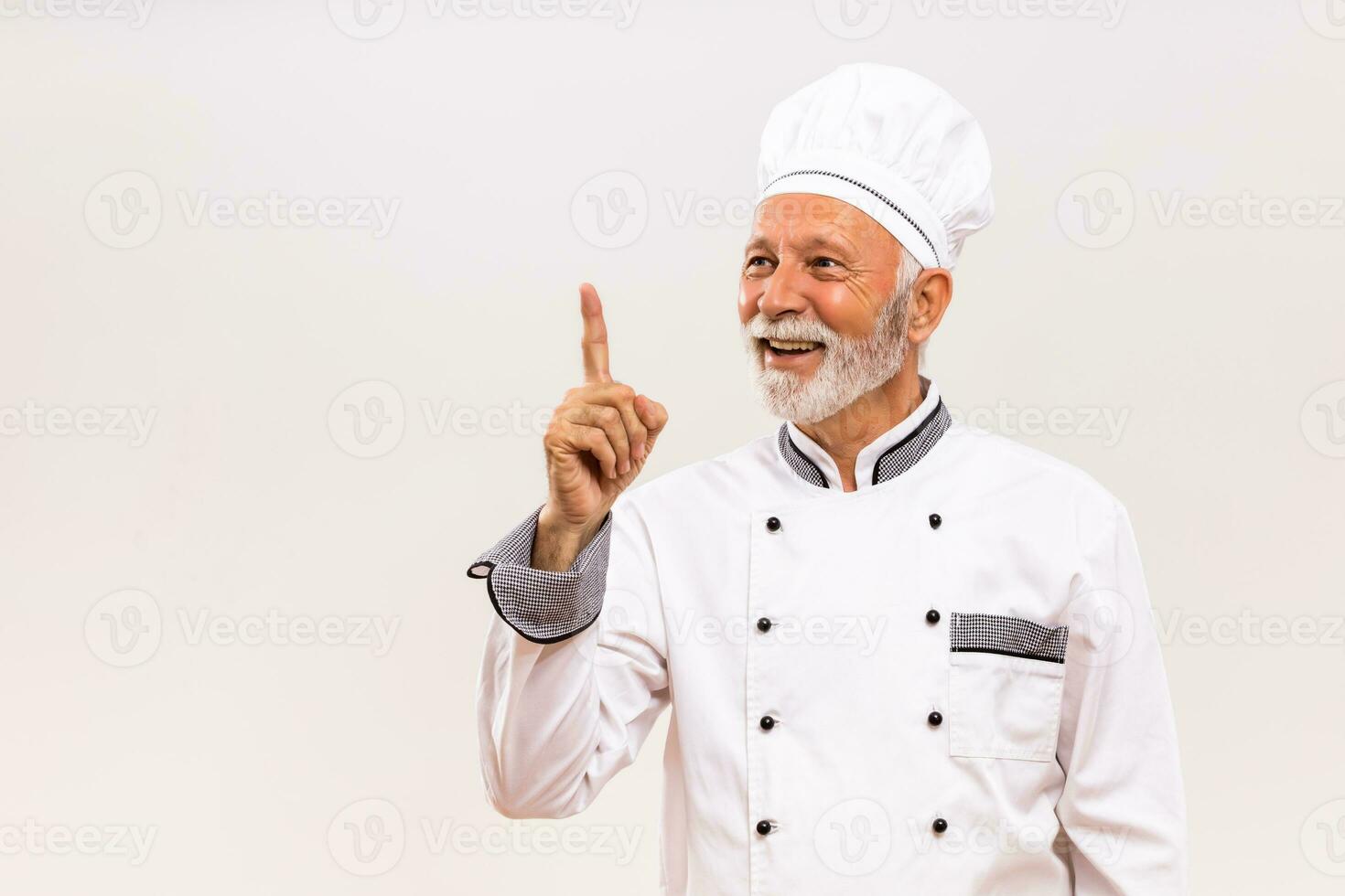 retrato do feliz Senior chefe de cozinha tendo ideia. foto