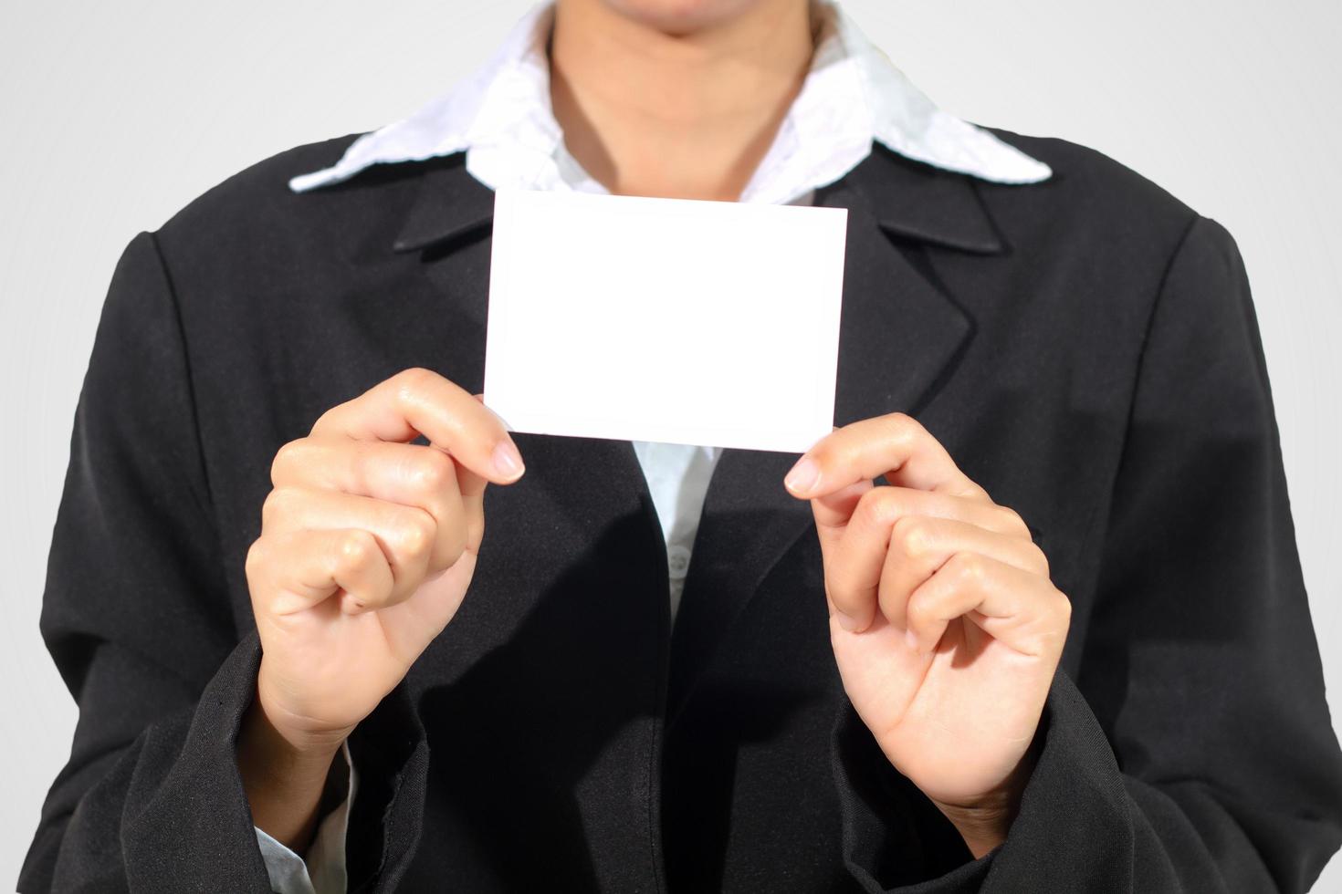 ásia, empresária, segurando e mostrando um cartão de visita no fundo branco foto