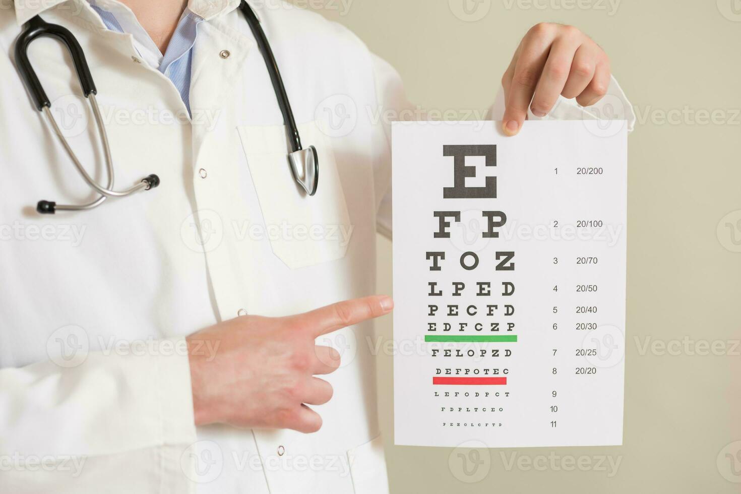 imagem do masculino médico fazendo olho exame. foto