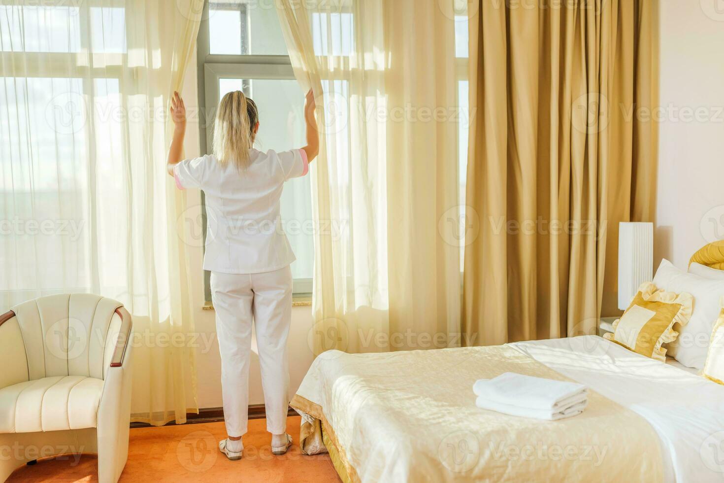 imagem do hotel empregada abertura janela cortinas dentro uma sala. foto