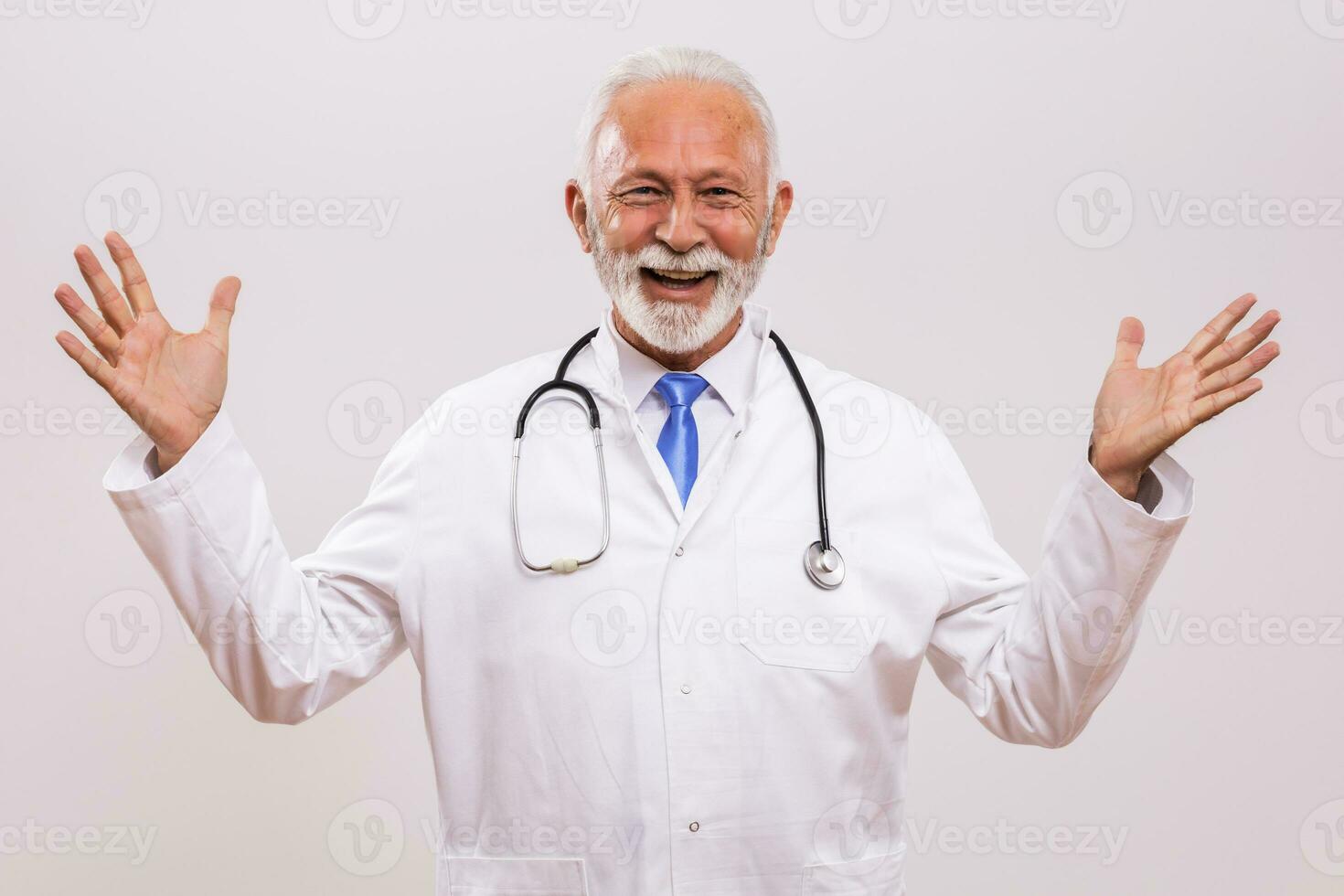 feliz e conteúdo Senior médico com aberto braços em cinzento fundo. foto