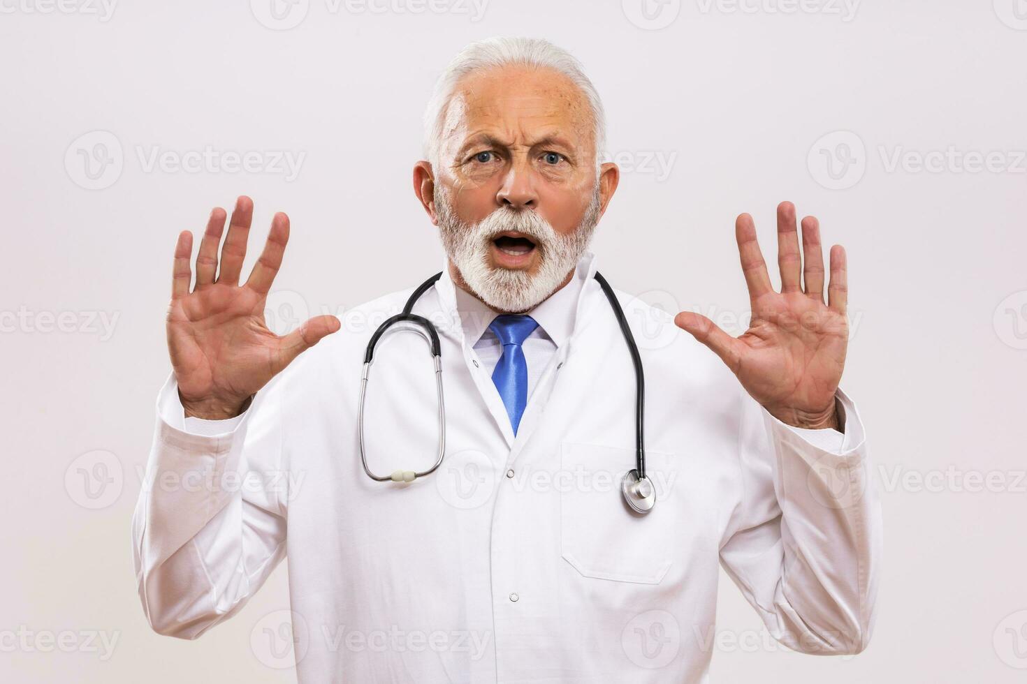 retrato do Senior médico dentro pânico em cinzento fundo. foto