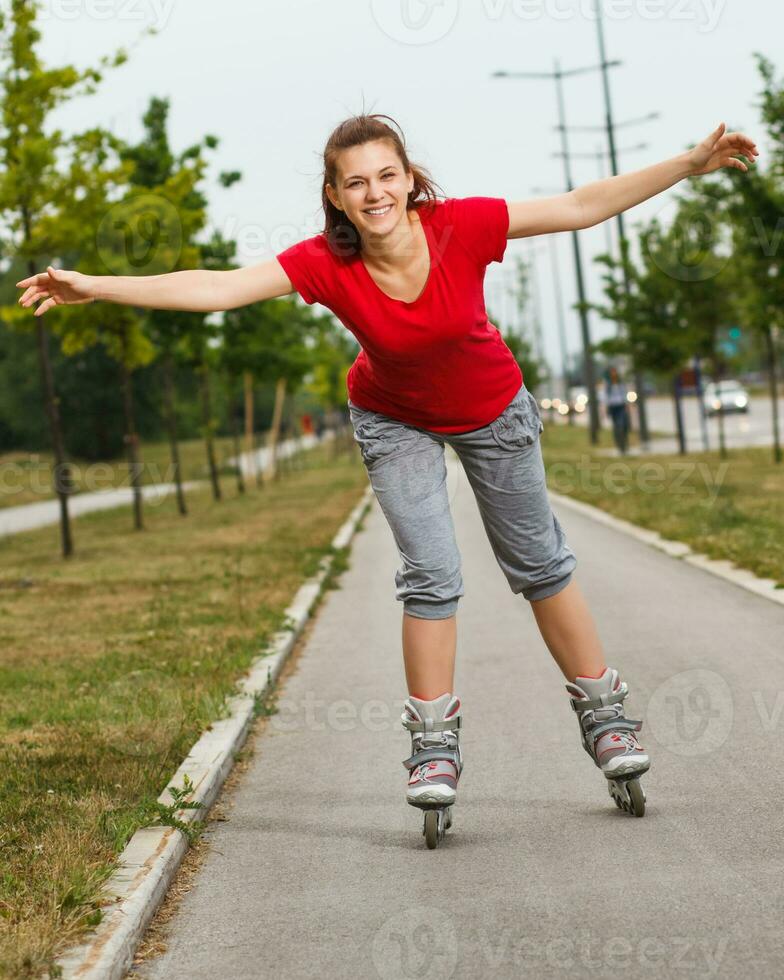 jovem mulher goza dentro rolo patinação foto