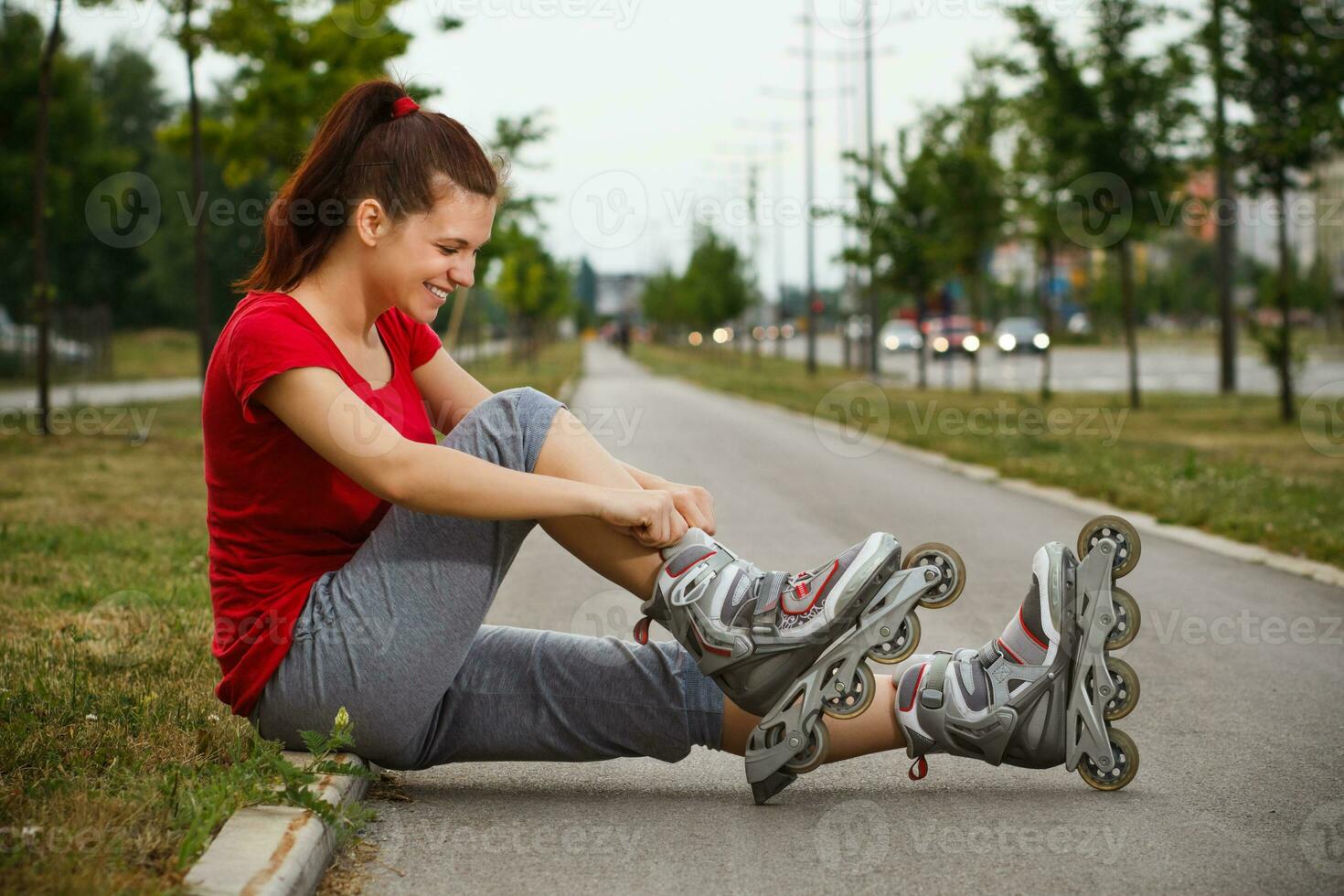 jovem mulher em rolo patins foto