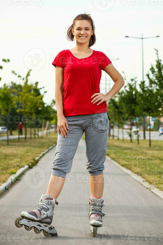 desportivo menina em rolo patins foto