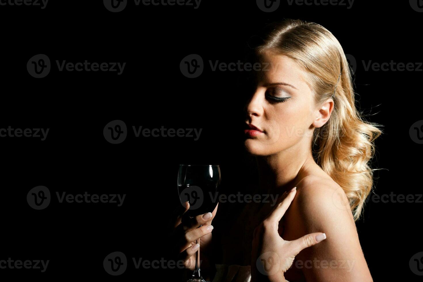 elegante mulher com vidro do vinho foto