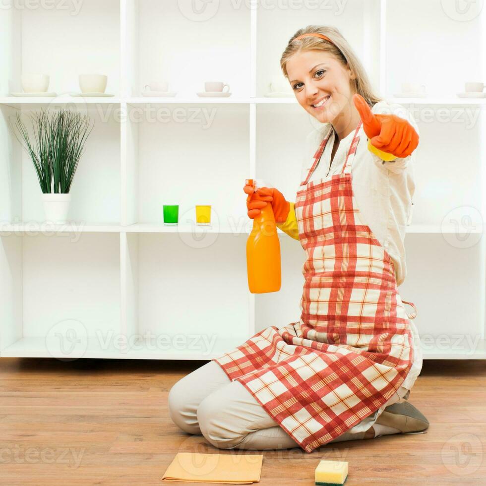 alegre dona de casa limpeza e mostrando polegar acima foto