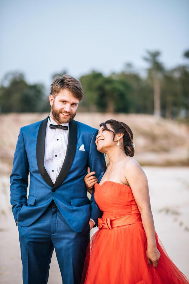 Noiva asiática e noivo caucasiano têm tempo de romance e felizes juntos foto