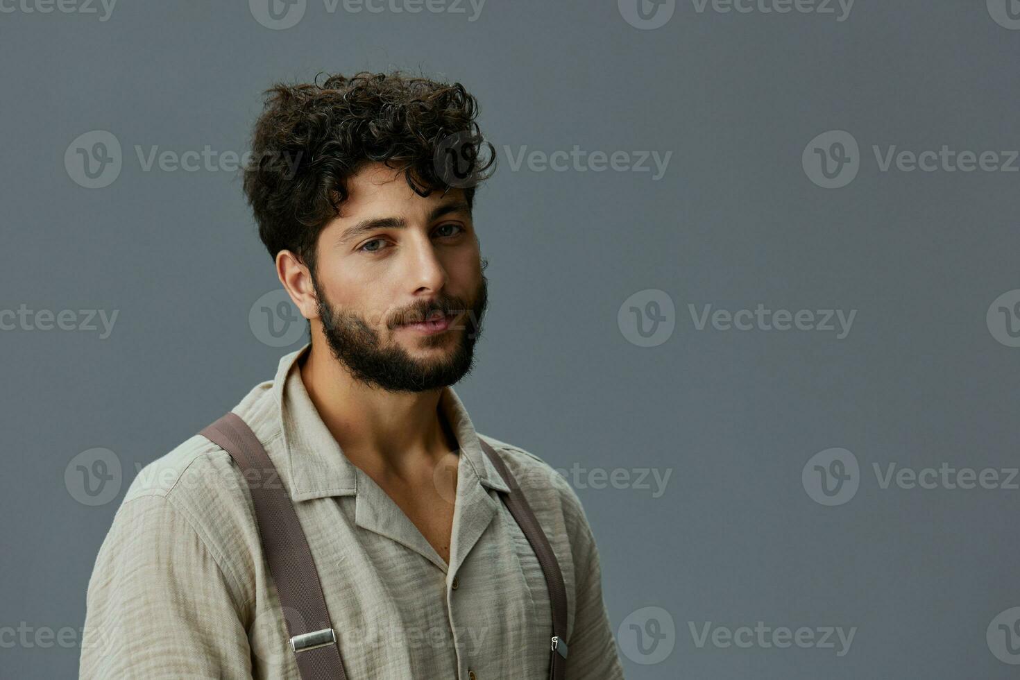 modelo bonito olhando atraente sorrir pessoa adulto caucasiano estúdio feliz face branco homens foto