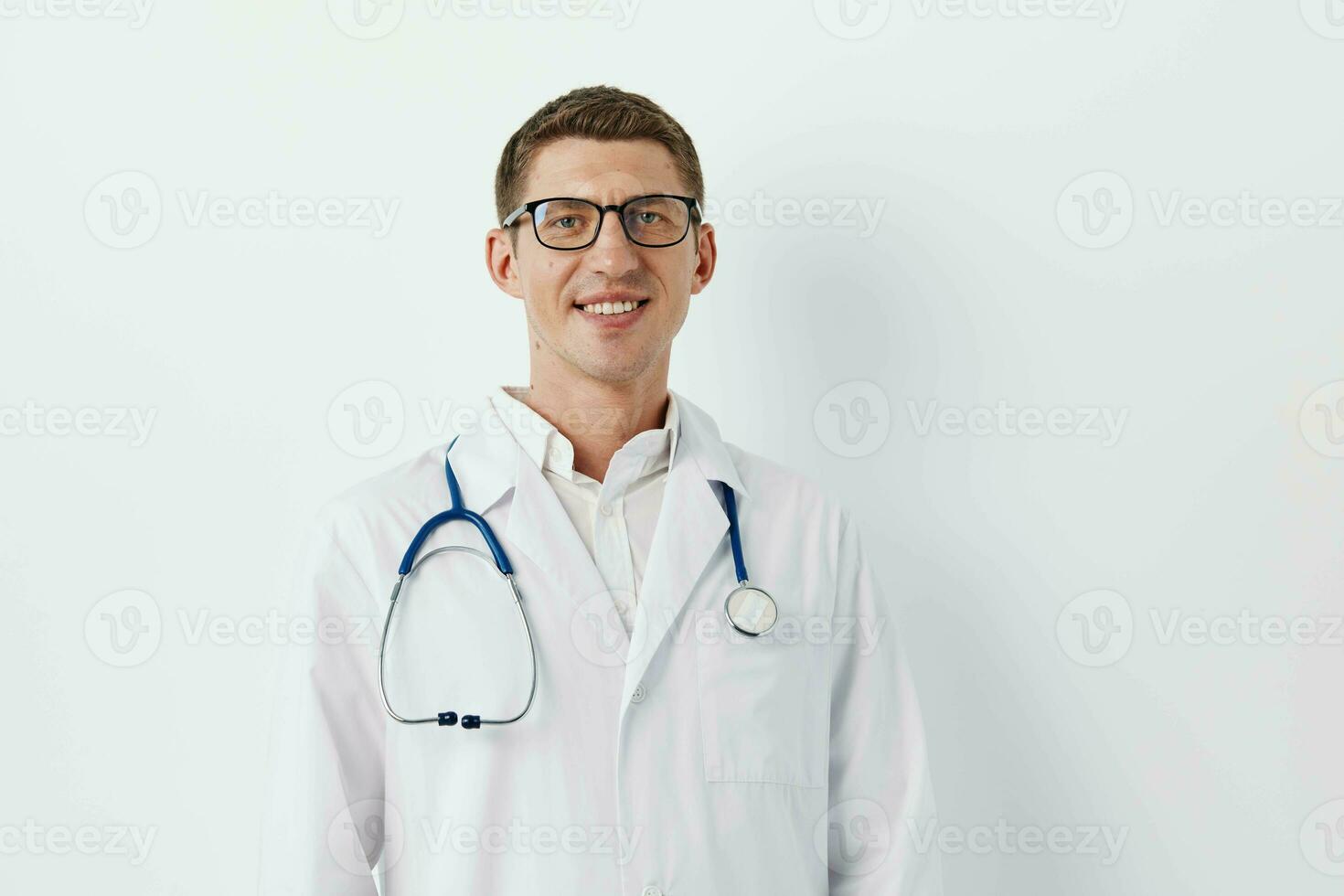 médico estetoscópio adulto saúde confiante saúde uniforme hospital Cuidado homens homens retrato médico foto