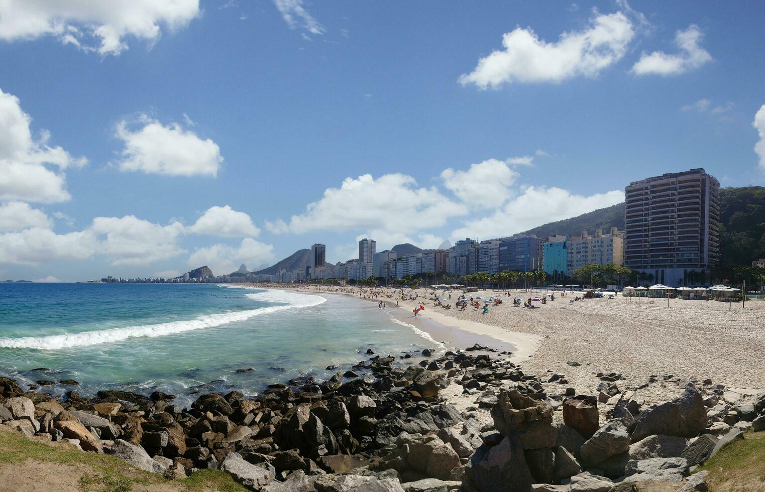 panorâmico Visão do Copacabana e leme de praia dentro rio de janeiro Brasil foto