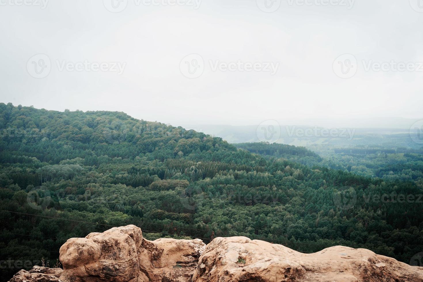 paisagem de rochas do pico da montanha. panorama da montanha foto