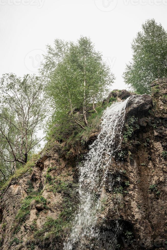 bela cachoeira da montanha em dia chuvoso foto