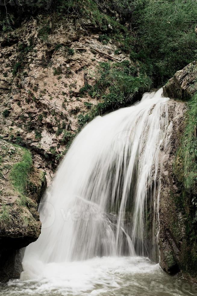 bela cachoeira na montanha capturada com desfoque de movimento foto