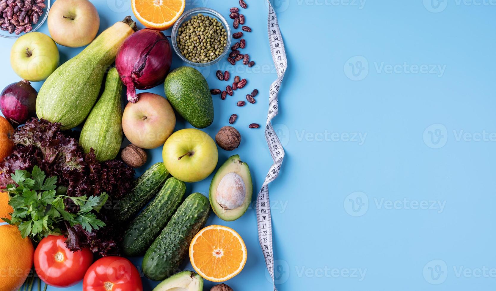 vegetais frescos e frutas para uma dieta saudável e uma fita métrica vista de cima plana com espaço de cópia foto