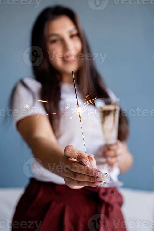 jovem morena bebendo champanhe segurando um diamante foto