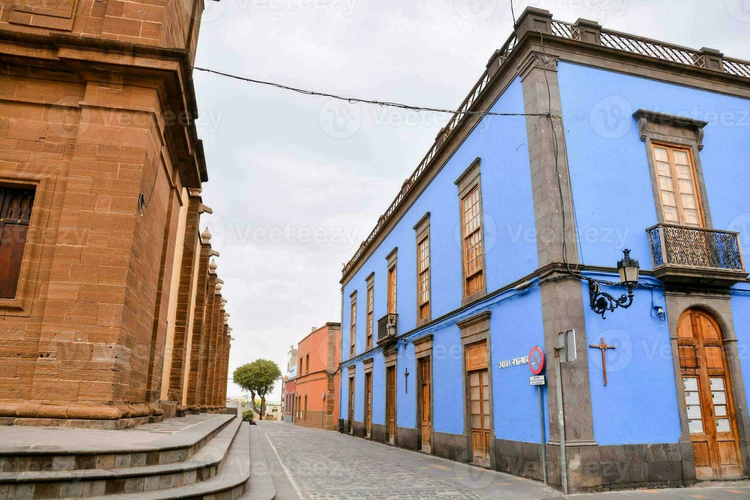 uma azul construção com uma de madeira porta e uma de madeira sacada foto