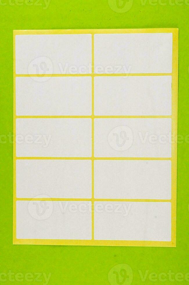 uma branco adesivo com amarelo linhas em uma verde fundo foto