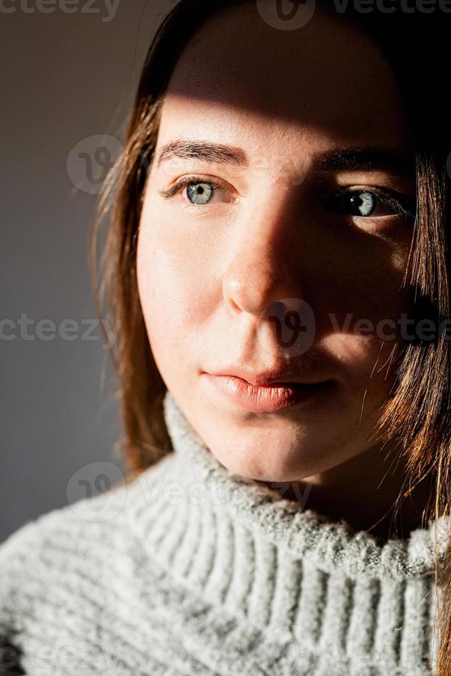 retrato de uma bela jovem com um padrão de sombra no rosto e corpo foto