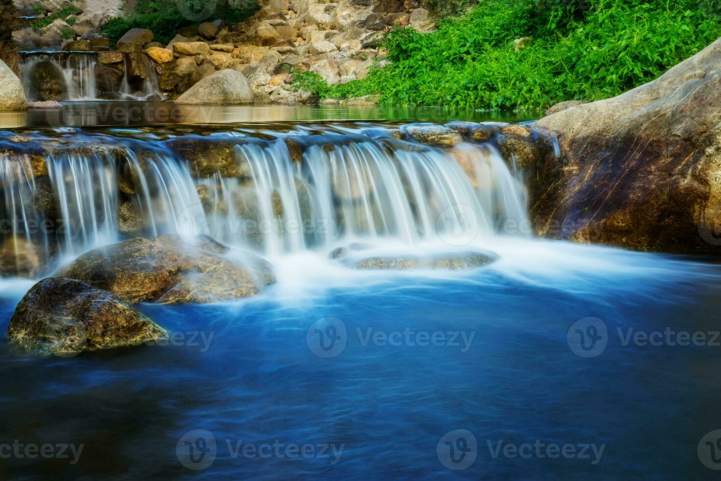 pequeno cascata com água movimento. foto