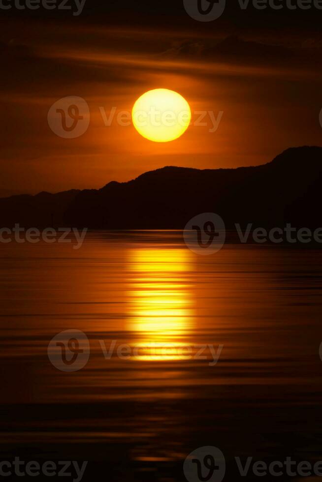 pôr do sol céu e nuvem em a lago. foto