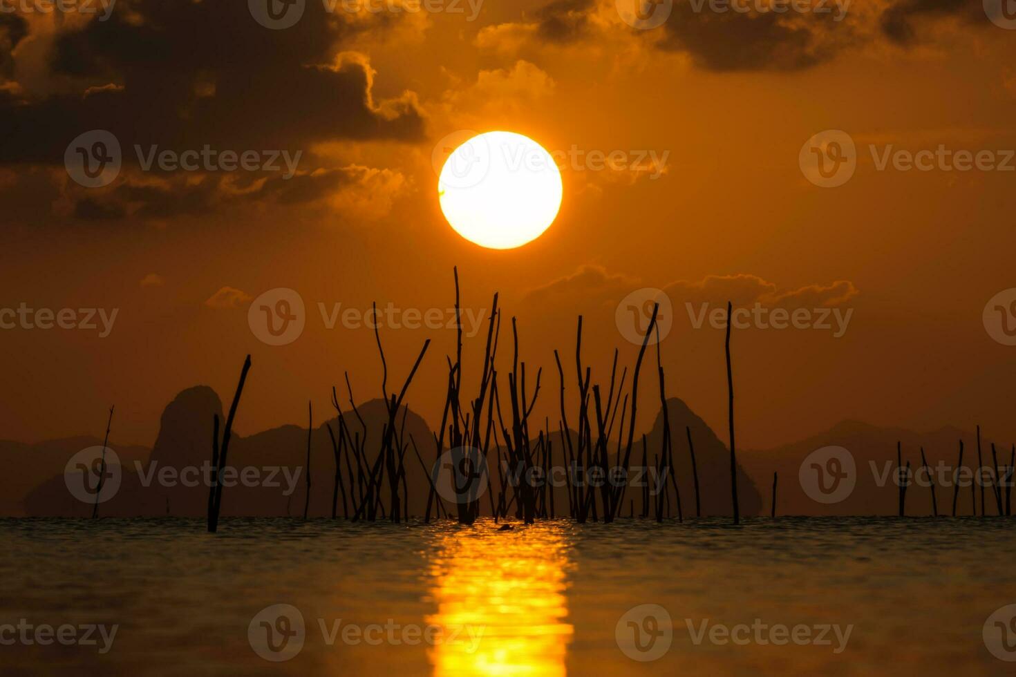 pôr do sol céu às a lago. foto