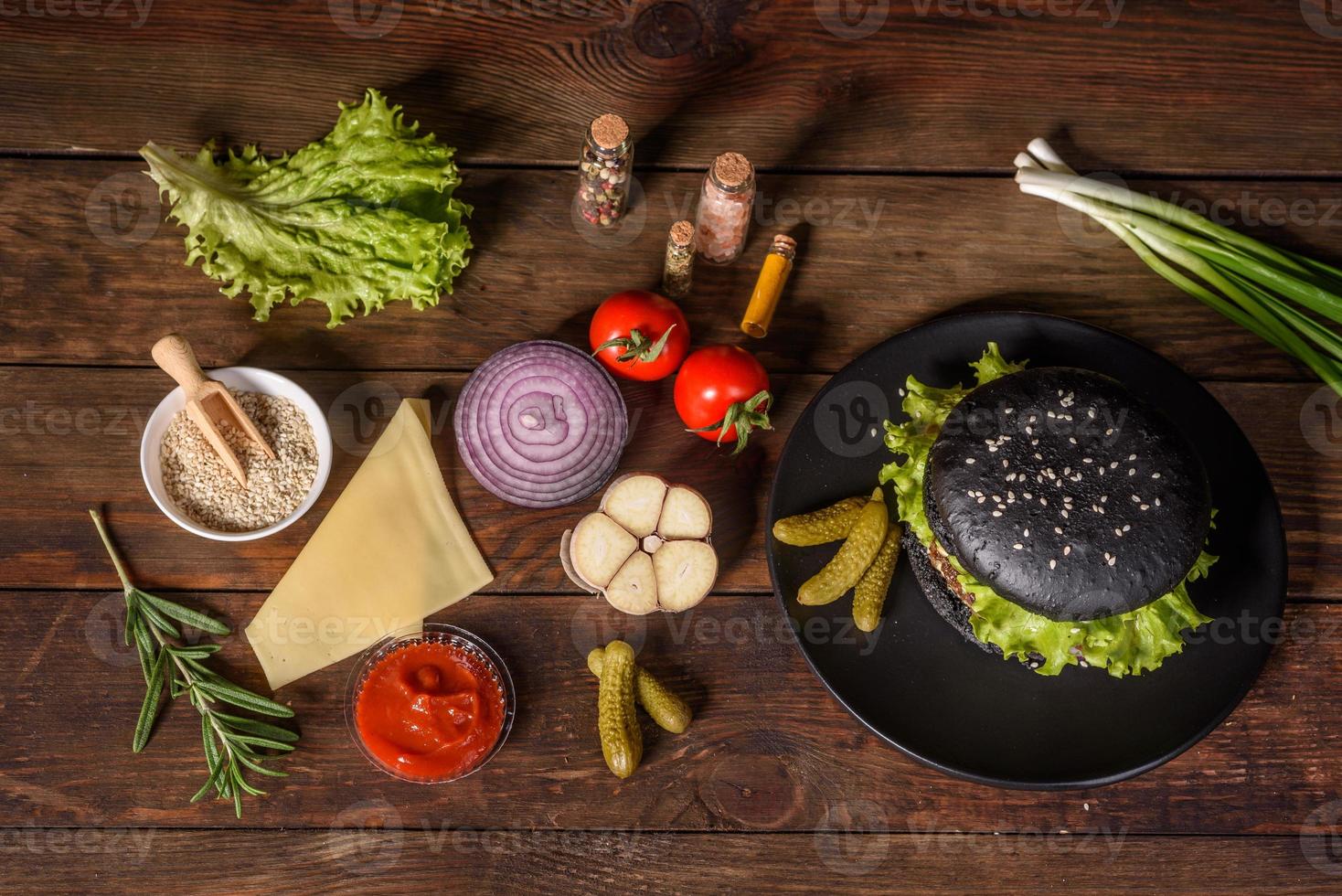 saboroso hambúrguer caseiro grelhado com carne, tomate, queijo, pepino e alface foto