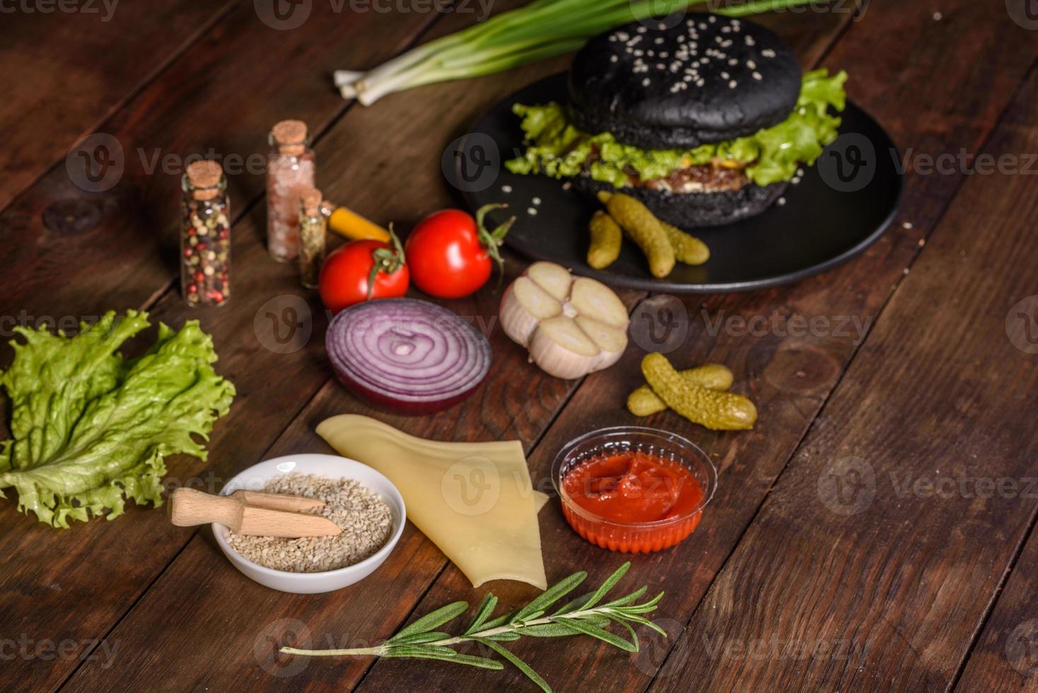 saboroso hambúrguer caseiro grelhado com carne, tomate, queijo, pepino e alface foto