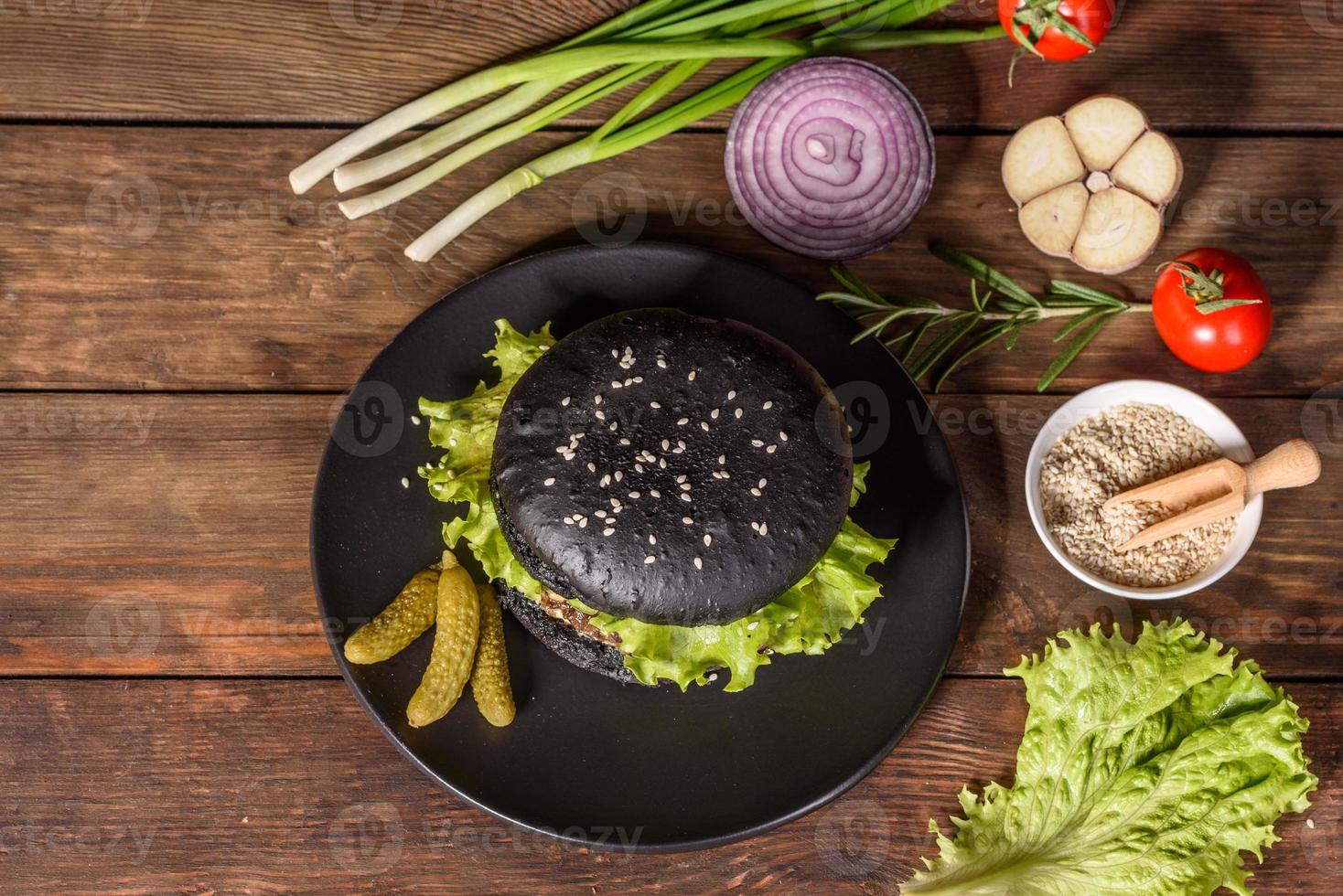 saboroso hambúrguer caseiro grelhado com carne, tomate, queijo, pepino e alface foto