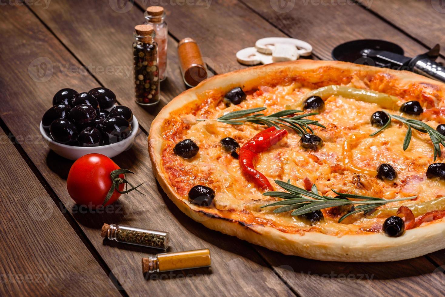 saborosa pizza quente fresca contra um fundo escuro. pizza, comida, vegetais, cogumelos foto