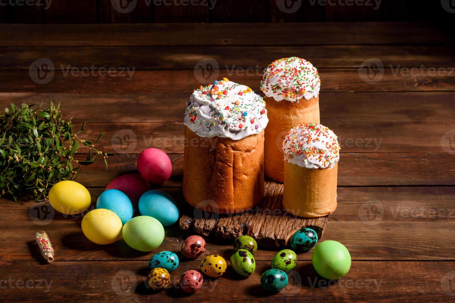 bolo de páscoa e ovos coloridos em um fundo escuro foto