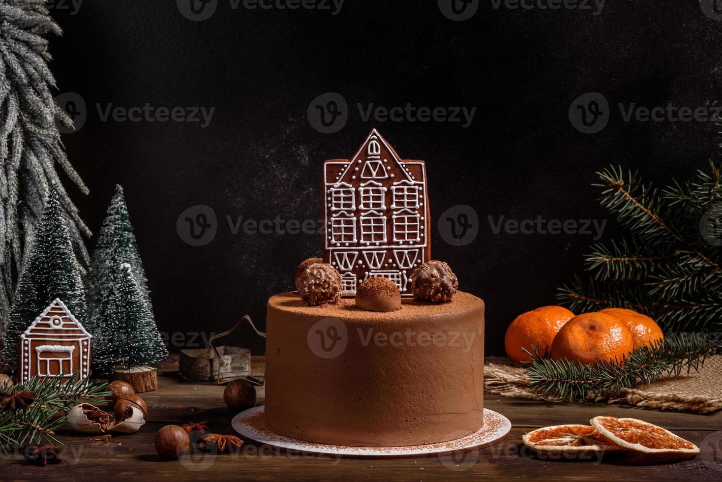 deliciosos lindos doces em uma mesa de madeira escura na véspera de natal foto