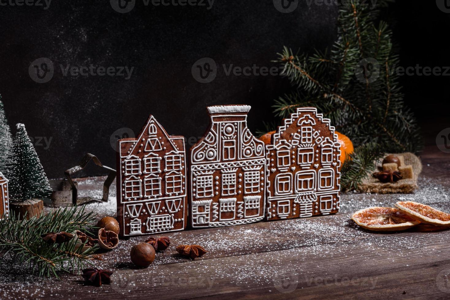 deliciosos lindos doces em uma mesa de madeira escura na véspera de natal foto