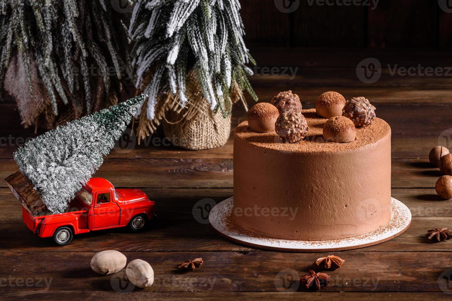 deliciosos lindos doces em uma mesa de madeira escura na véspera de natal foto