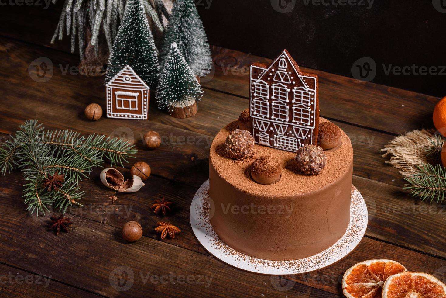 deliciosos lindos doces em uma mesa de madeira escura na véspera de natal foto