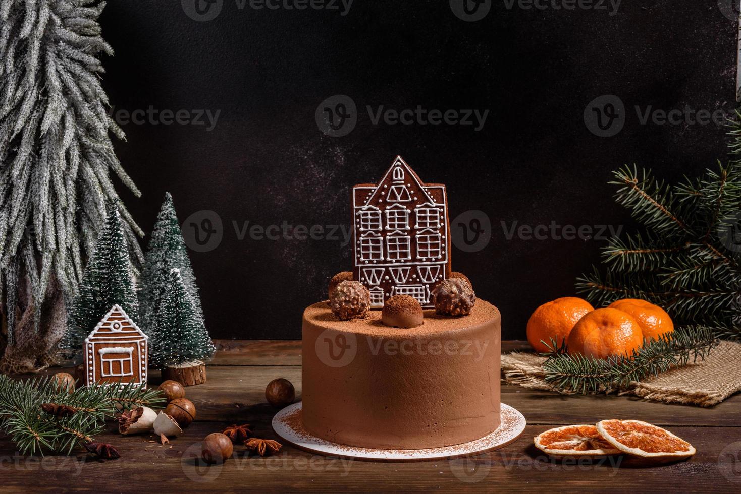 deliciosos lindos doces em uma mesa de madeira escura na véspera de natal foto