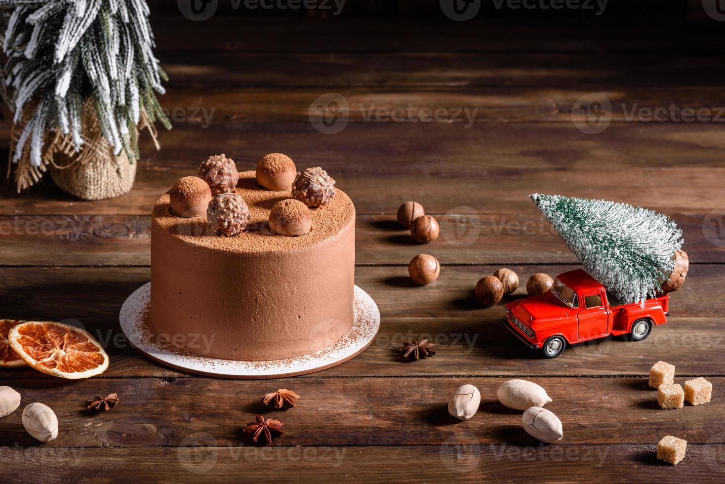 deliciosos lindos doces em uma mesa de madeira escura na véspera de natal foto