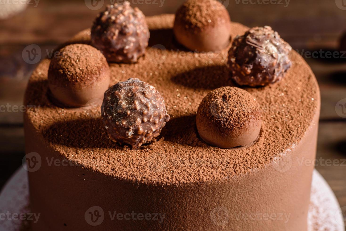 deliciosos lindos doces em uma mesa de madeira escura na véspera de natal foto