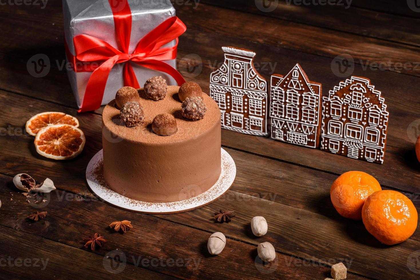 deliciosos lindos doces em uma mesa de madeira escura na véspera de natal foto