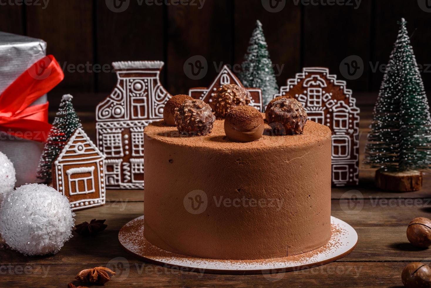 deliciosos lindos doces em uma mesa de madeira escura na véspera de natal foto