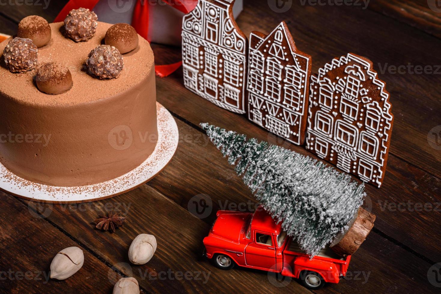 deliciosos lindos doces em uma mesa de madeira escura na véspera de natal foto