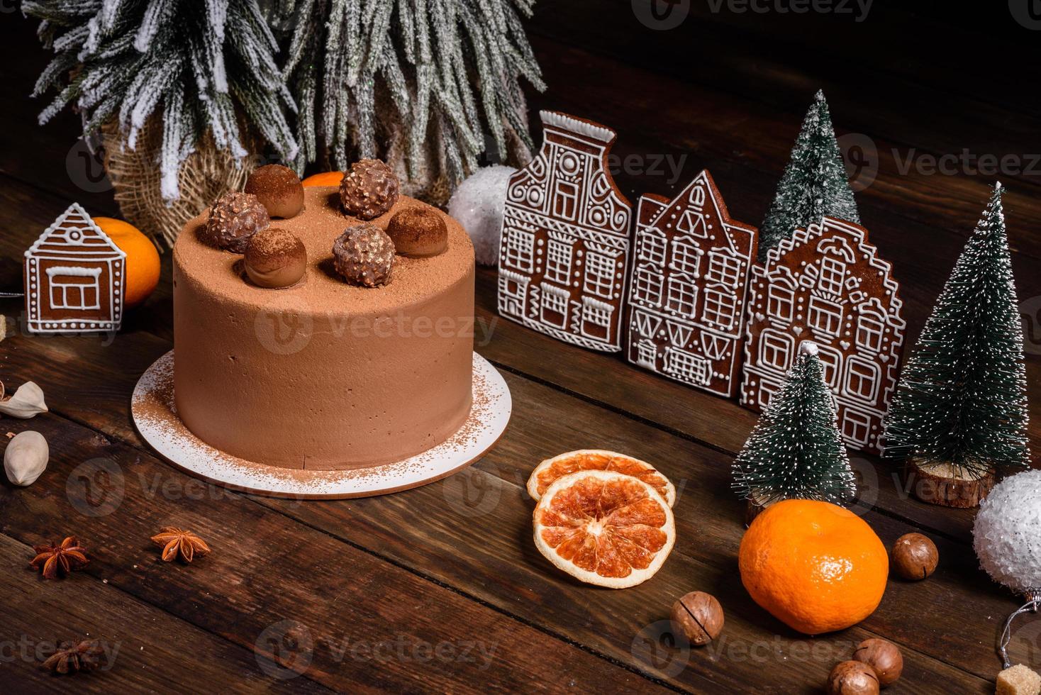 deliciosos lindos doces em uma mesa de madeira escura na véspera de natal foto