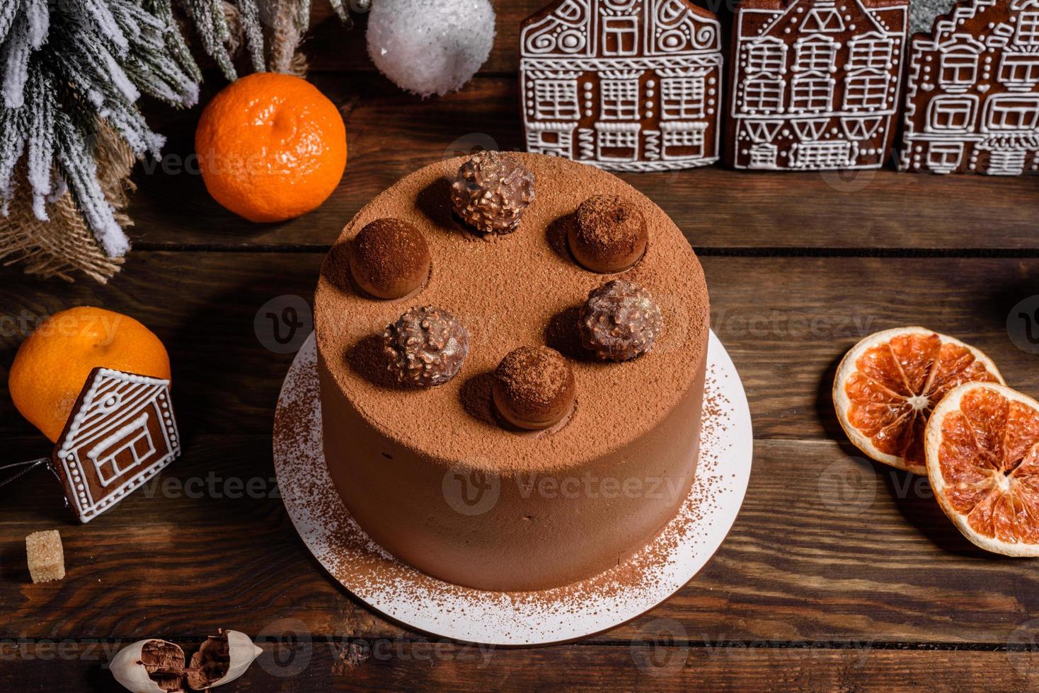 deliciosos lindos doces em uma mesa de madeira escura na véspera de natal foto