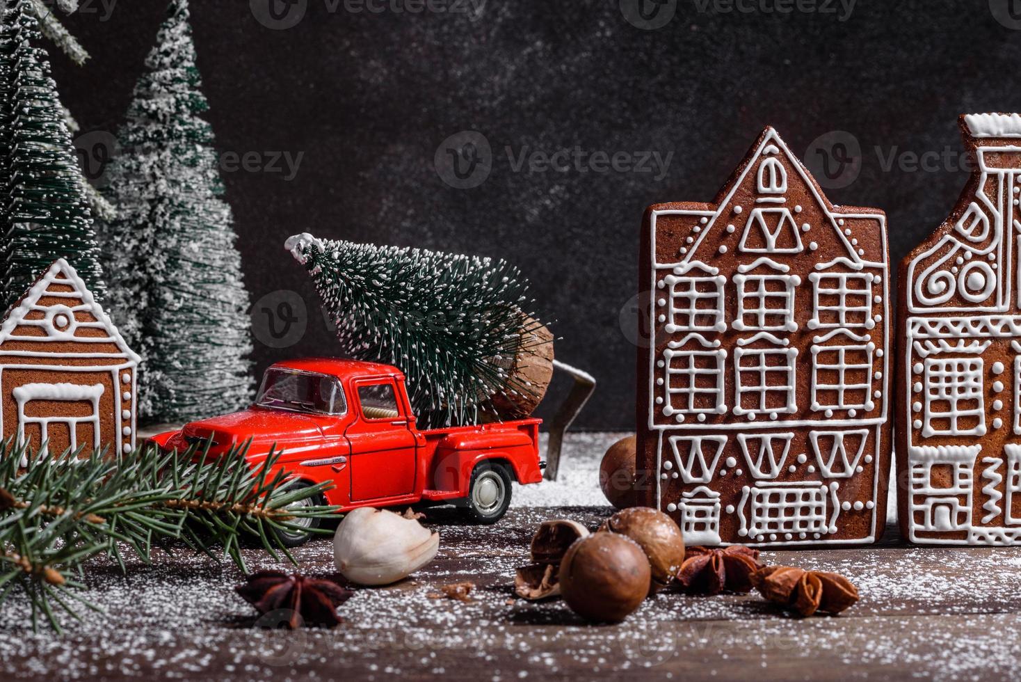 deliciosos lindos doces em uma mesa de madeira escura na véspera de natal foto