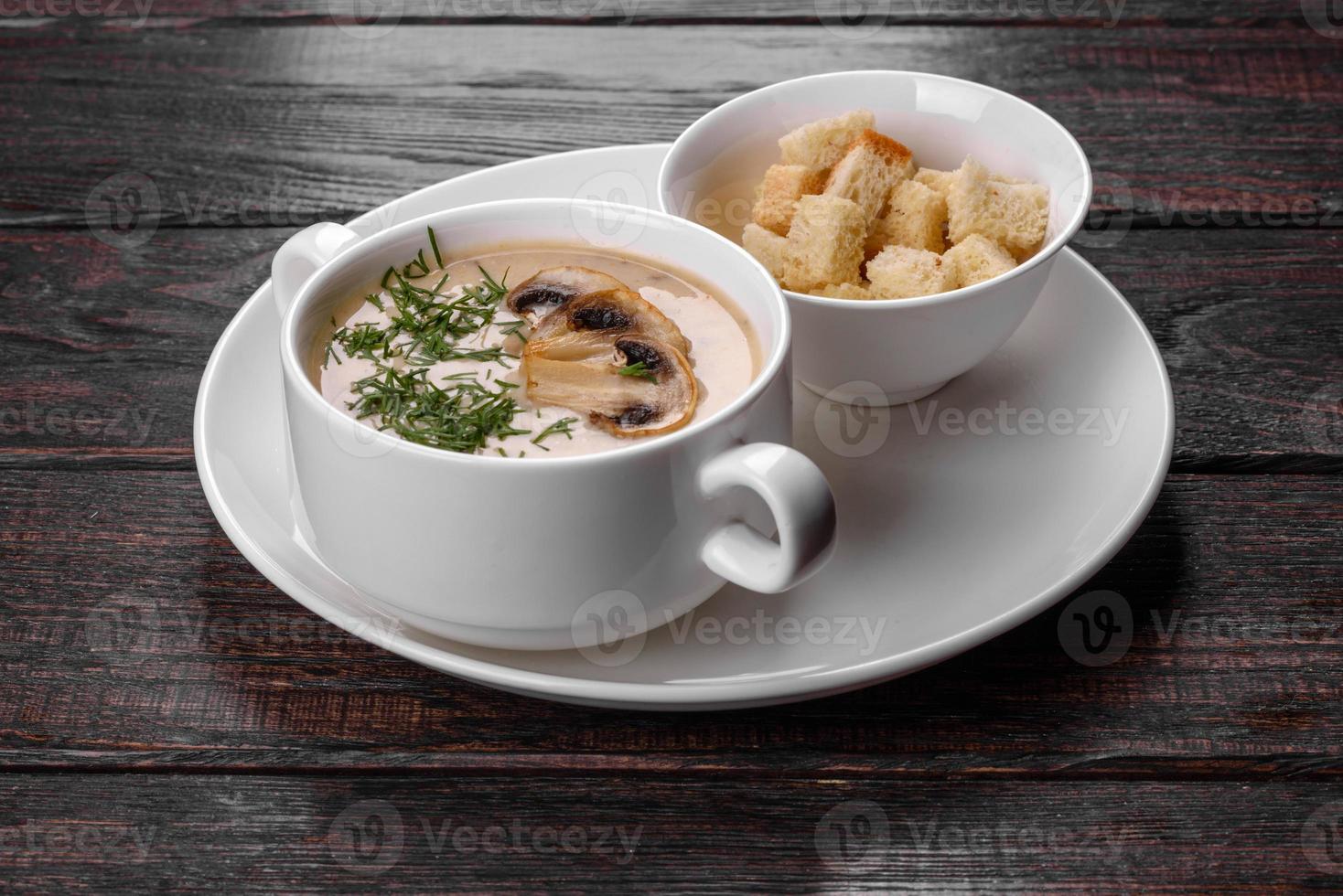 creme de sopa de cogumelos. feito em casa com cogumelos inteiros e fatiados foto